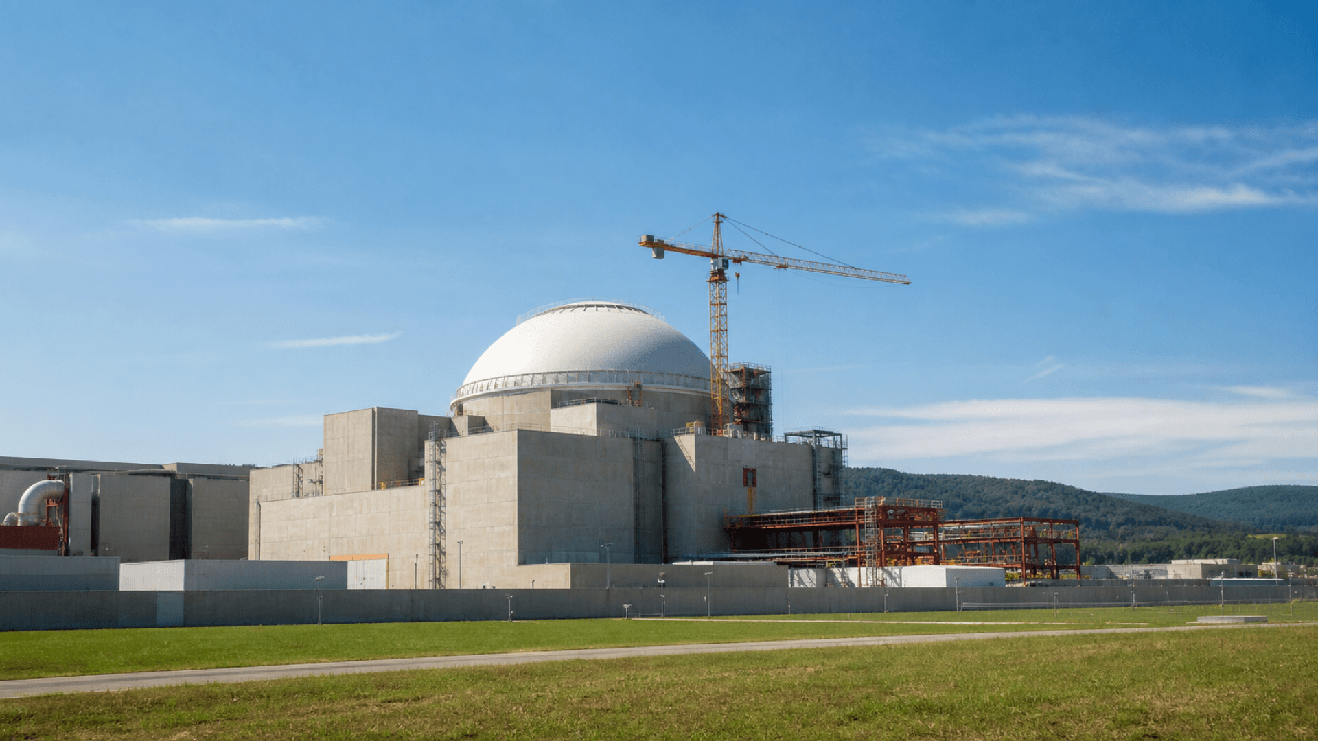 Mochovce Unit 4 nuclear reactor building in Slovakia under clear daylight, representing the unit's first criticality after decades of construction. Illustration: NNN