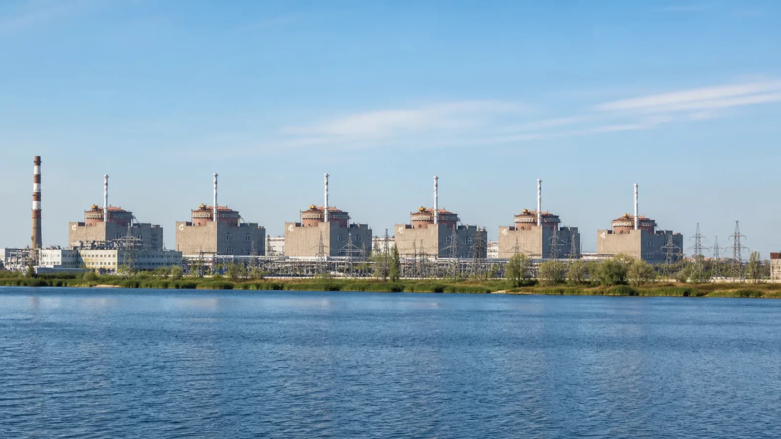 The Zaporizhzhia Nuclear Power Plant and its electrical infrastructure, representing the week's focus on nuclear projects, fuel, regulation and operating safety. Illustration: NNN