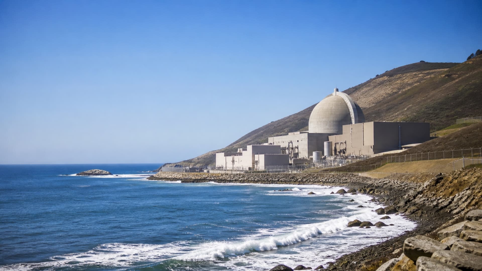 Diablo Canyon nuclear power plant on California’s coast, representing federal support for continued operation. Illustration: NNN