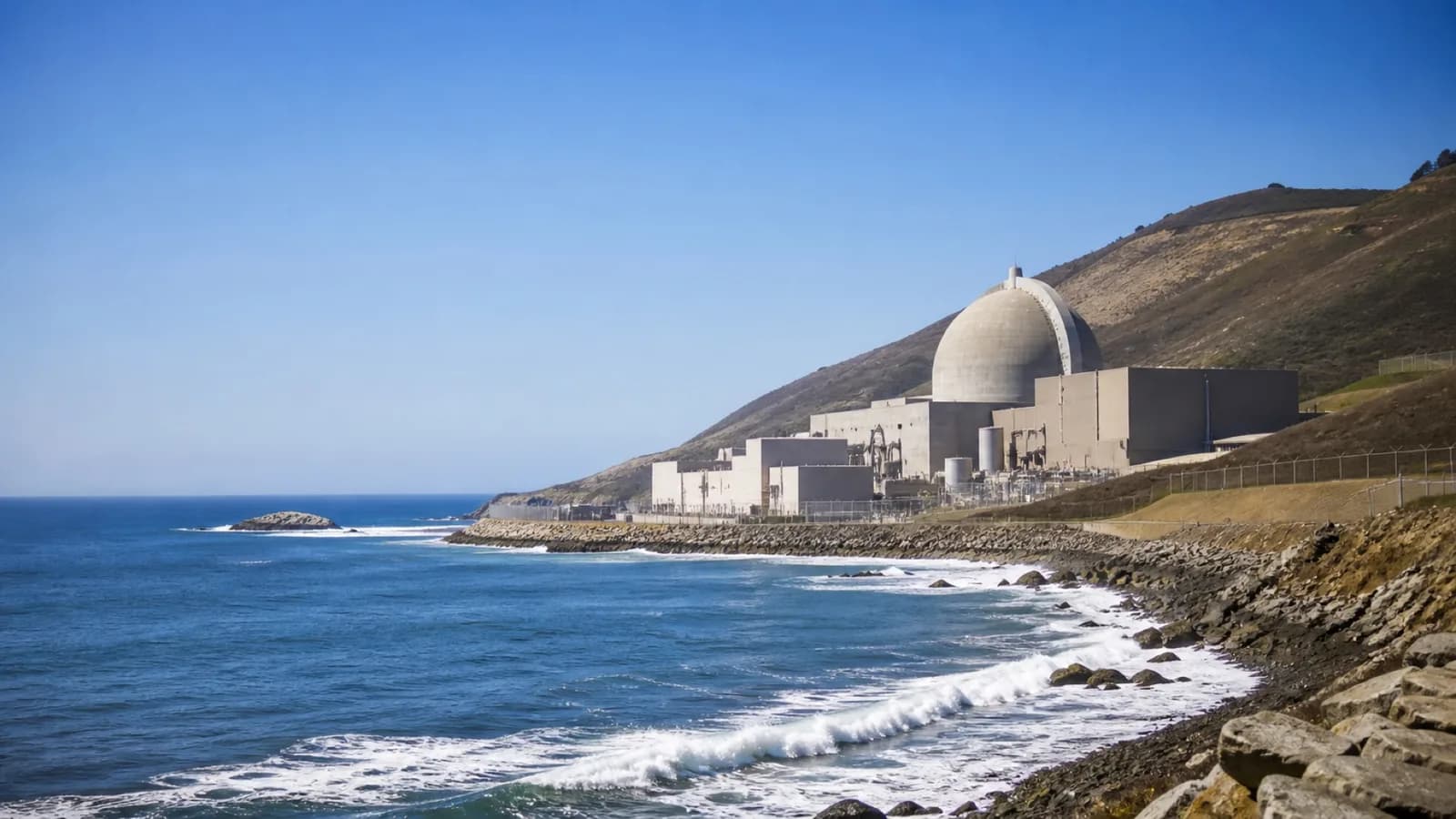 Diablo Canyon nuclear power plant on California’s coast, representing federal support for continued operation. Illustration: NNN