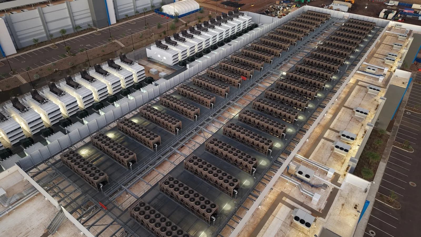 A data center roof packed with cooling equipment, illustrating GridMarket and Deployable Energy's push to sell nuclear power as a data-center supply product. Image: Rsparks3 / Wikimedia Commons (CC0)
