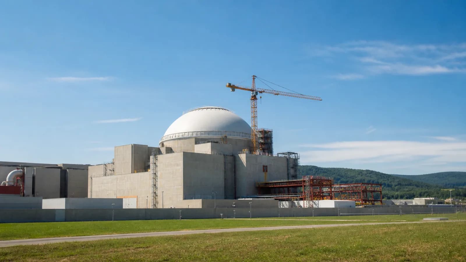 Mochovce Unit 4 nuclear reactor building in Slovakia under clear daylight, representing the unit's first criticality after decades of construction. Illustration: NNN