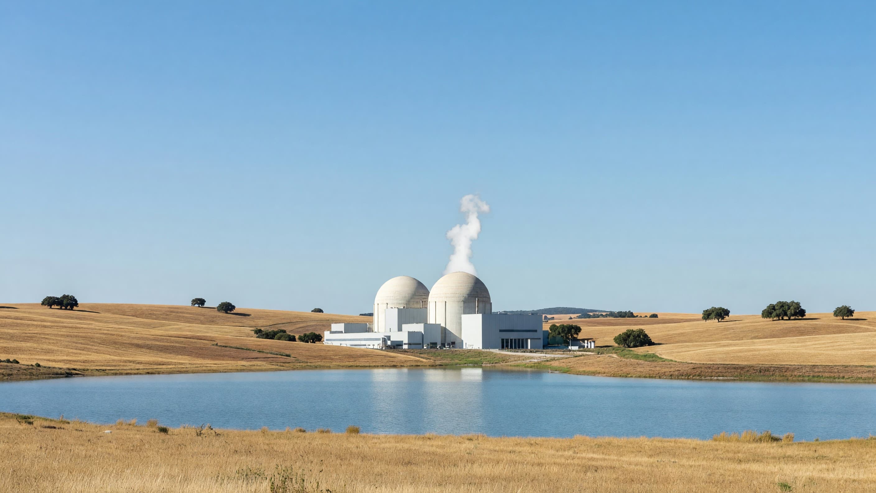 Twin containment domes of the Almaraz nuclear plant beside its cooling reservoir in Extremadura, whose operating licence Spain has renewed until June 2030. Illustration: NNN